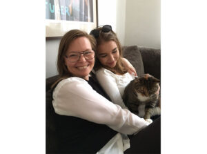 Sofia 17 med mamma Ulrika och deras katt