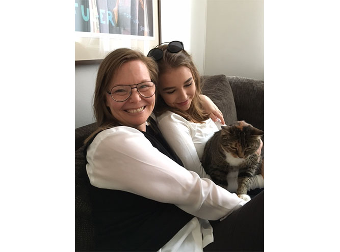 Sofia 17 med mamma Ulrika och deras katt